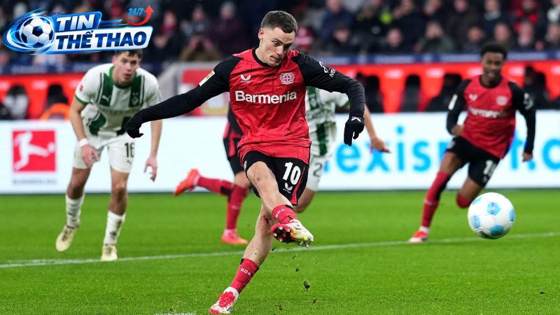 Florian Wirtz điều tiết lối chơi trong màu áo Bayer Leverkusen.